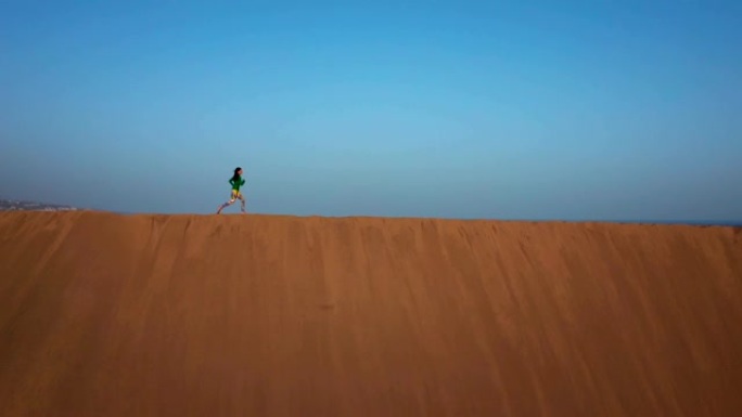 沙漠奔跑。鸟瞰图