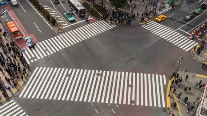 行人和汽车人群的4k时间流逝未定义的人步行立交桥日本东京都涩谷区的街道交叉路口。日本文化和购物区概念