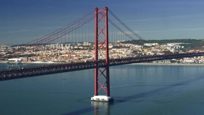 连接葡萄牙里斯本市和塔霍河左岸阿尔马达市的悬索桥4月25日。