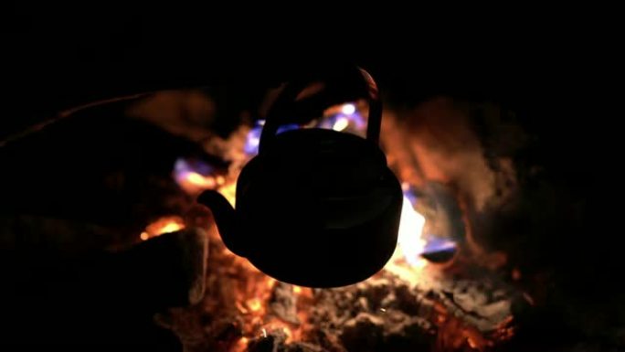 篝火旁煮咖啡烧水烧开水露营