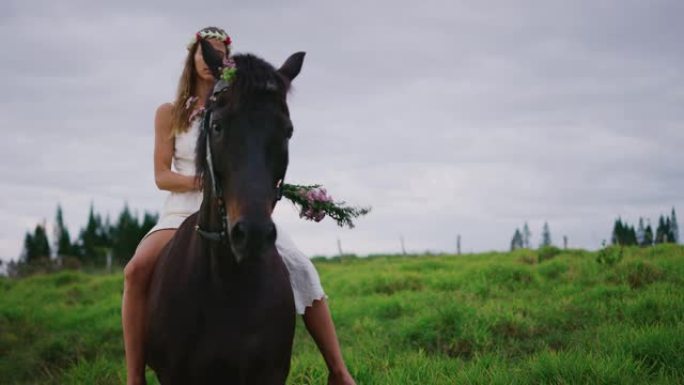 穿着白色礼服骑马的美丽花女