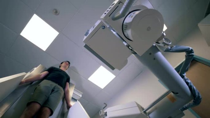医疗扫描机在一名男子的手术过程中向上移动
