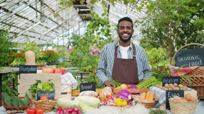 非裔美国推销员在农场市场上出售有机食品的肖像