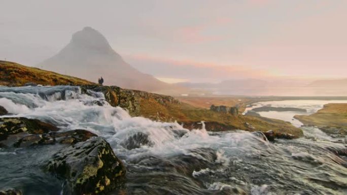 冰岛柯克朱费尔山和柯克朱费尔斯瀑布