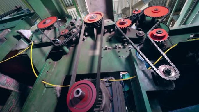 金属齿轮在纺织厂的机器上工作。