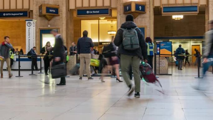 地铁站内乘客和游客步行的时间流逝