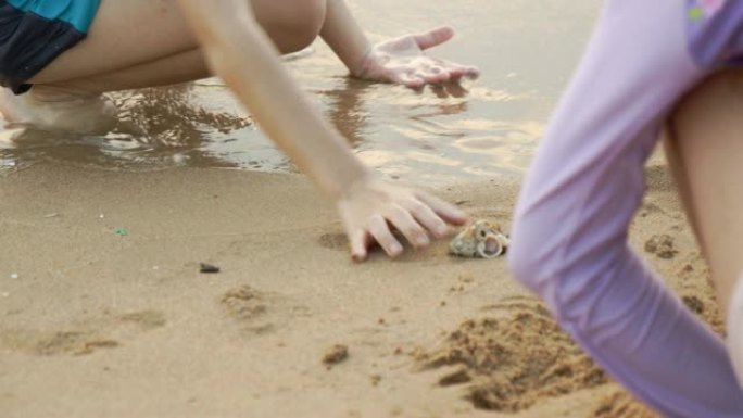 孩子喜欢在海上玩沙子