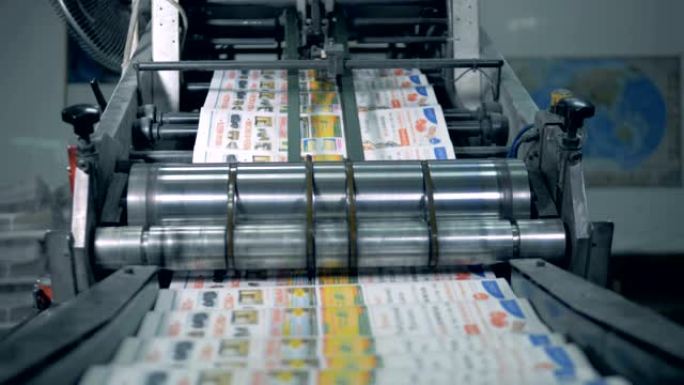 印刷报纸在排版线上移动，自动生产。