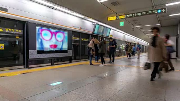 延时: 韩国首尔站的行人拥挤
