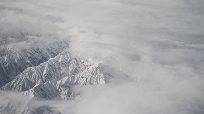 崎Snow的积雪覆盖的山脉