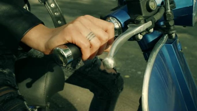 滑板车日期。夏天在森林里骑马。特写