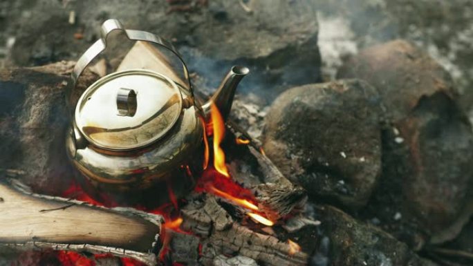 冬天在篝火旁煮咖啡