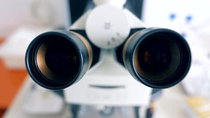 显微镜的两个望远镜的特写