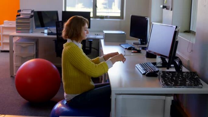 年轻的高加索女性行政人员在现代办公室4k办公桌前冥想
