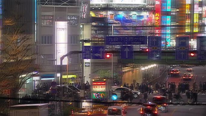 晚上平移新宿东京。地标性城市景观旅游概念。