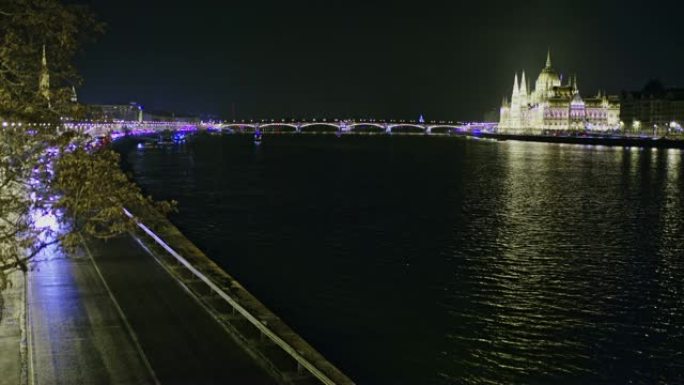 WS在匈牙利布达佩斯夜间照亮了匈牙利国会大厦和多瑙河