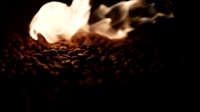 在明火上烘烤的咖啡豆