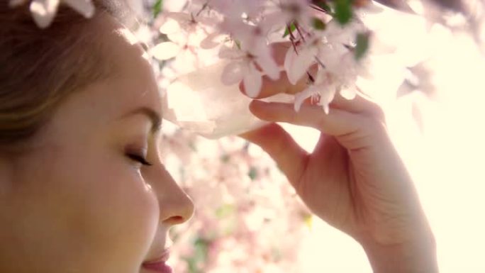 女人的头与樱花树掉落的花瓣上的愈合水晶