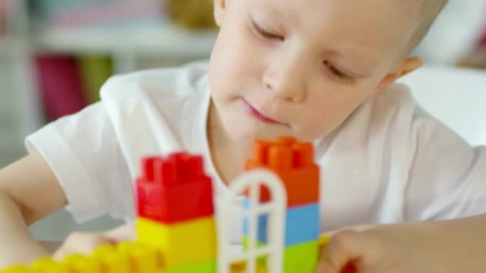 小男孩制作玩具屋幼儿早教儿童早教儿童智力