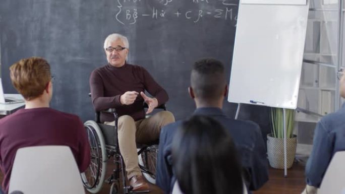 残疾教授与学生讨论答案