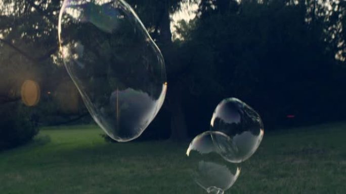 公园里的泡泡。夏季乐趣