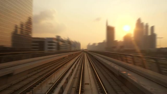 从火车视点看摩天大楼的大都市天际线