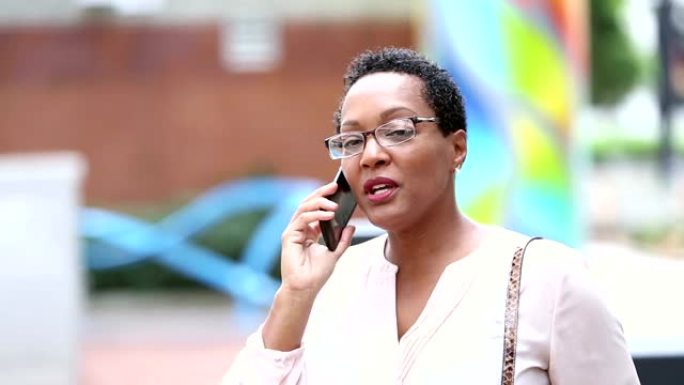 城市中的非裔美国妇女在电话中交谈