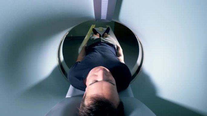 从MRI机器内部查看一名男性患者的离开