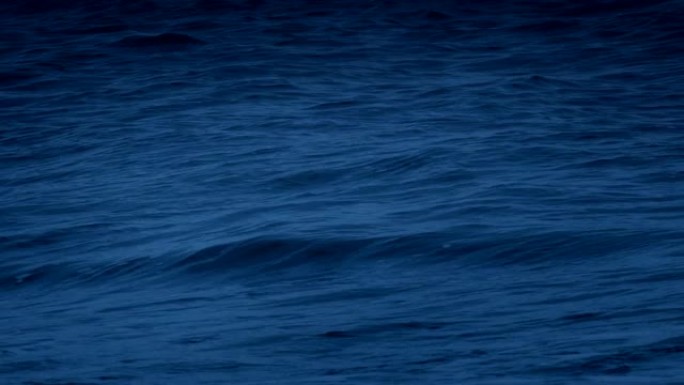 晚上海浪打破特写大海海边海水海浪花翻滚波