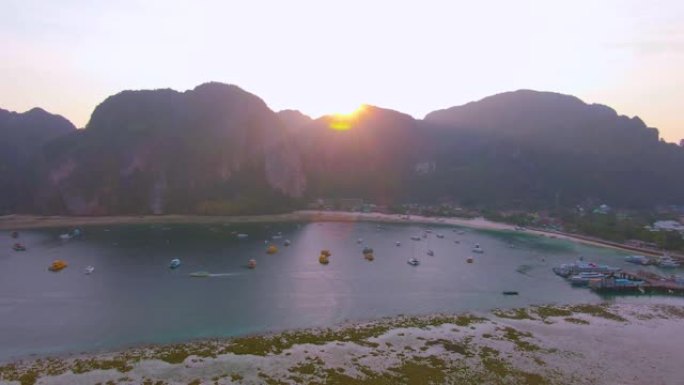 泰国甲米府披披群岛全景。壮观的彩色日落在大海和岛屿上。热带和平静的印度洋的惊人黄昏