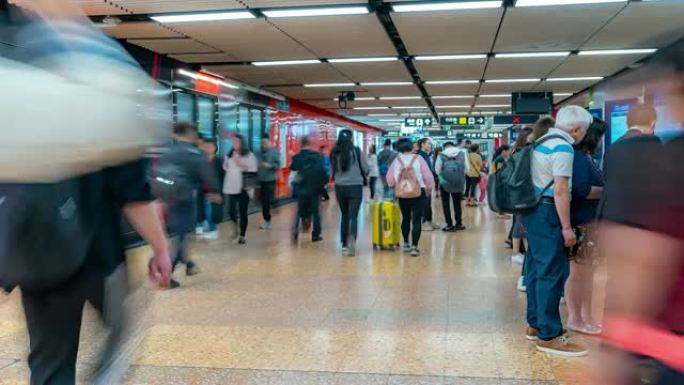 延时: 香港地铁地铁站的行人旅客和游客