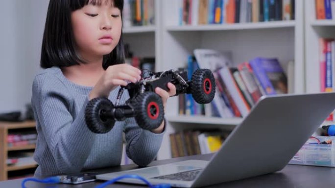 幼儿女孩快乐地建造一个机器人建造者工程游戏。童年儿童爱好休闲生活方式机器人技术智能学习。教育，儿童，