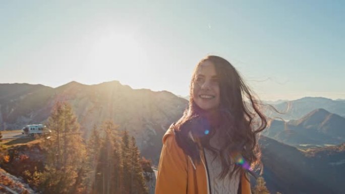 女士肖像快乐年轻女子享受风景，阳光明媚的山景观，失败者山，奥地利