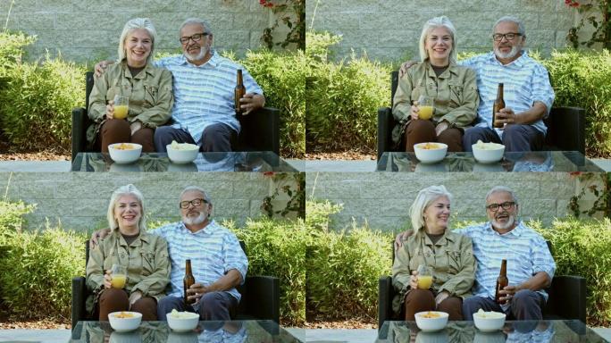 多样化的老年夫妇在家里的后院花园里玩得很开心的肖像