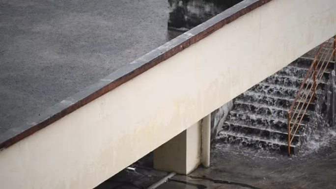 大雨中，空停车场区域被水淹没。