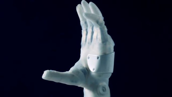 一个白色的假肢弯曲手指，特写。