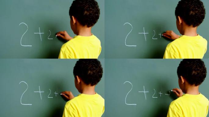 4k学校教室里非裔美国男生在黑板上解决数学问题的后视图