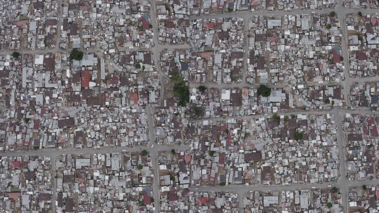 南非亚历山德拉镇贫民窟或棚户区的拥挤景象上的4k高鸟瞰图