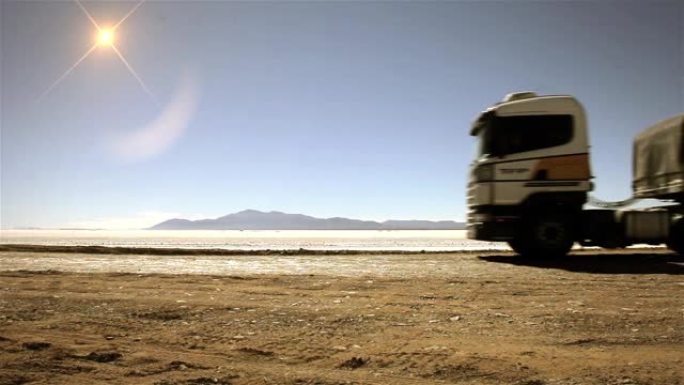 卡车在阿根廷阿尔蒂普兰诺萨利纳斯格兰德盐滩附近的道路上。