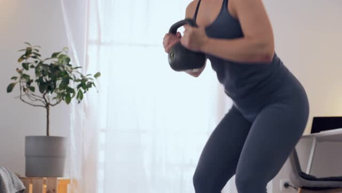 女士用水壶做举重运动