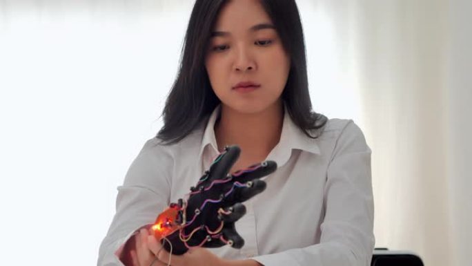 研究实验室中少女开发工程师的未来主义假肢机器人手臂。教育，技术，残疾人，科学，人，教育主题。行业4.