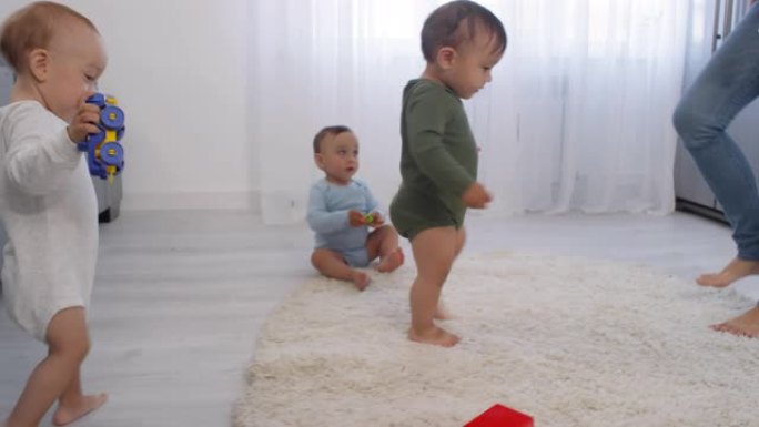 快乐的幼儿和妈妈一起走在家里的地毯上