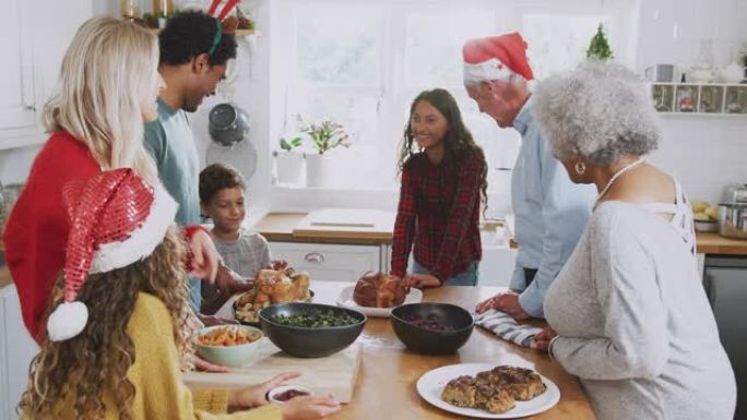 厨房里的多代家庭一起准备圣诞大餐