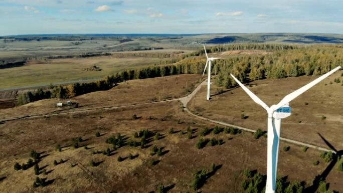 在大领域工作的风力涡轮机。绿色能源，可再生能源概念。