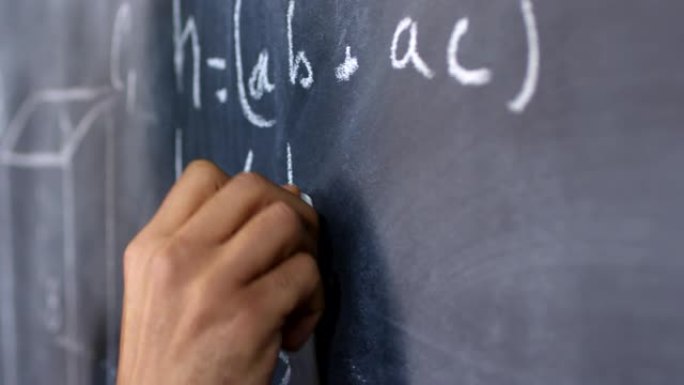 在黑板上写微积分公式的人