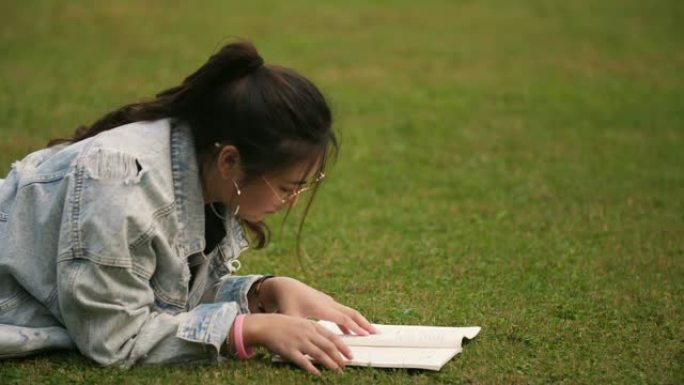 大学生在草坪上读书