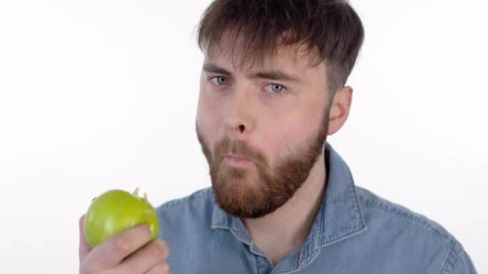 男人吃青苹果的肖像