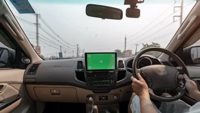 时间流逝一名男子驾驶绿屏仪表板收音机触摸屏娱乐单元在路上行驶