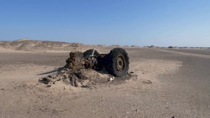 纳米比亚骷髅海岸国家公园Westies钻石矿的拖拉机残骸的4k视图