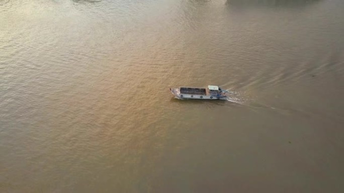 空中: 在越南平静的污染河流上航行的空旅游船。